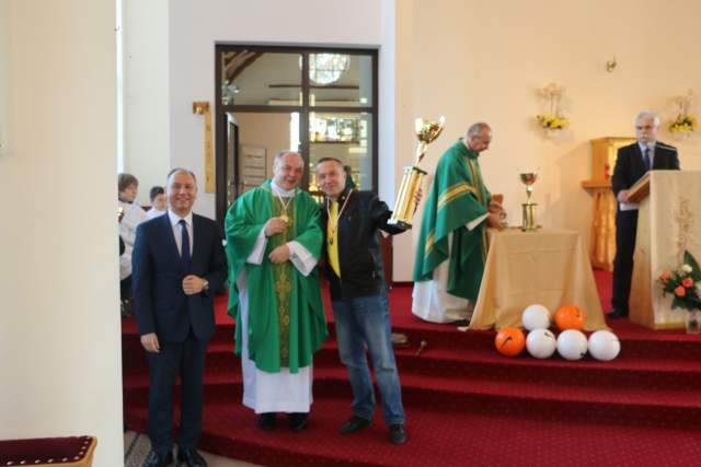 Zwycięzcy otrzymują puchar z rąk Przewodniczącego Stanisława Moryca